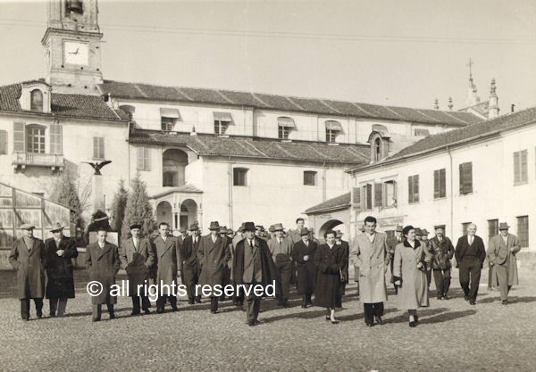 Piazza XX Settembre si avviano al ristorante La Pagoda