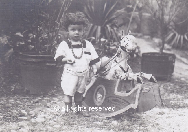 Gustavo con il cavallo a dondolo