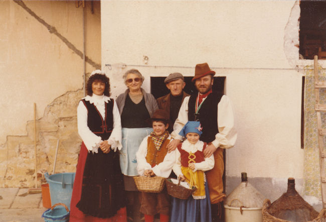 In visita agli anziani - 1983