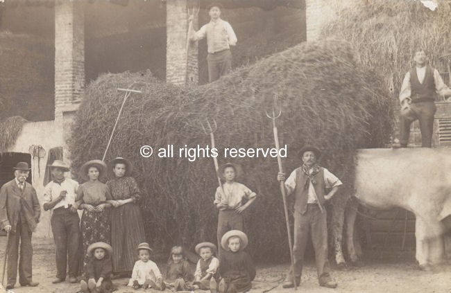 Villarbasse cascina Brayda nonno Costantino al centro col tridente a spalla